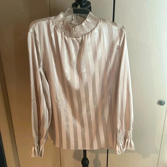 Monochrome satiny stripe blouse w fathered sleeves and mock neck. - Picture 1 of 3